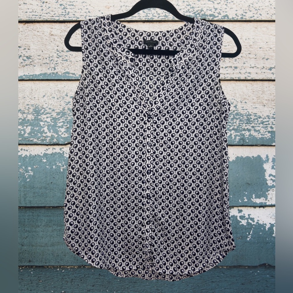 Ann Taylor Black and White Abstract Sleeveless Button Up Shirt - Size Small